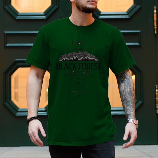 Mann trägt weißes NOXRAW Black Forest Division Streetwear T-Shirt