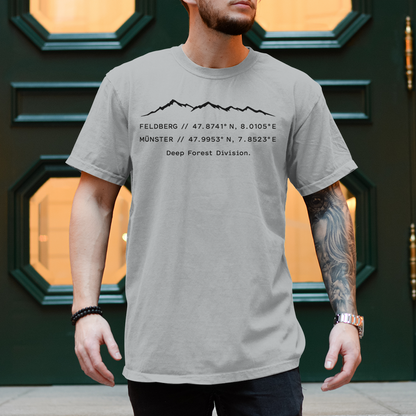 NOXRAW Deep Forest Division Unisex T-Shirt mit minimalistischem Black Forest Streetwear Design und modernem Urban Style