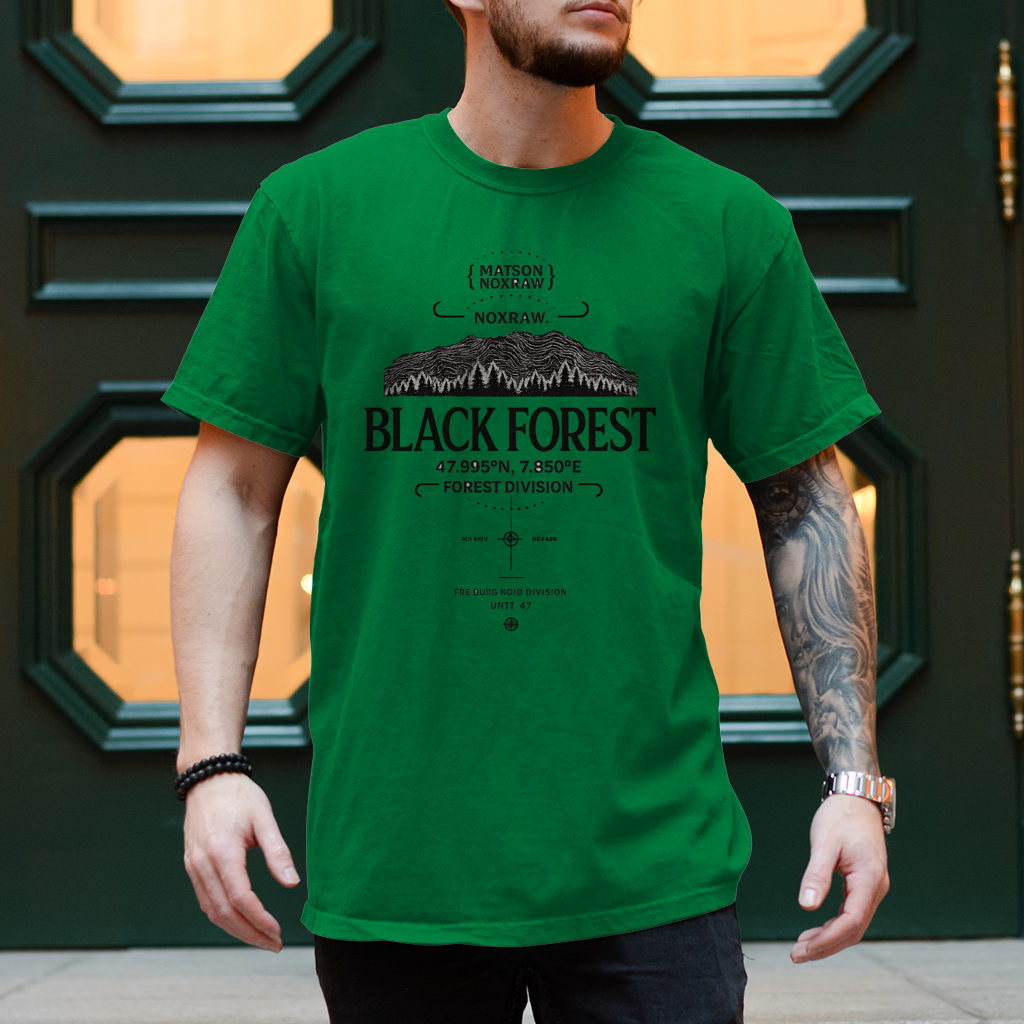 Mann trägt weißes NOXRAW Black Forest Division Streetwear T-Shirt