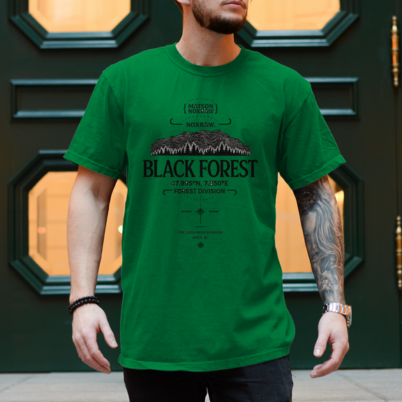 Mann trägt weißes NOXRAW Black Forest Division Streetwear T-Shirt