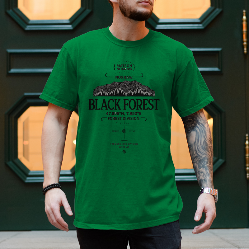 Mann trägt weißes NOXRAW Black Forest Division Streetwear T-Shirt