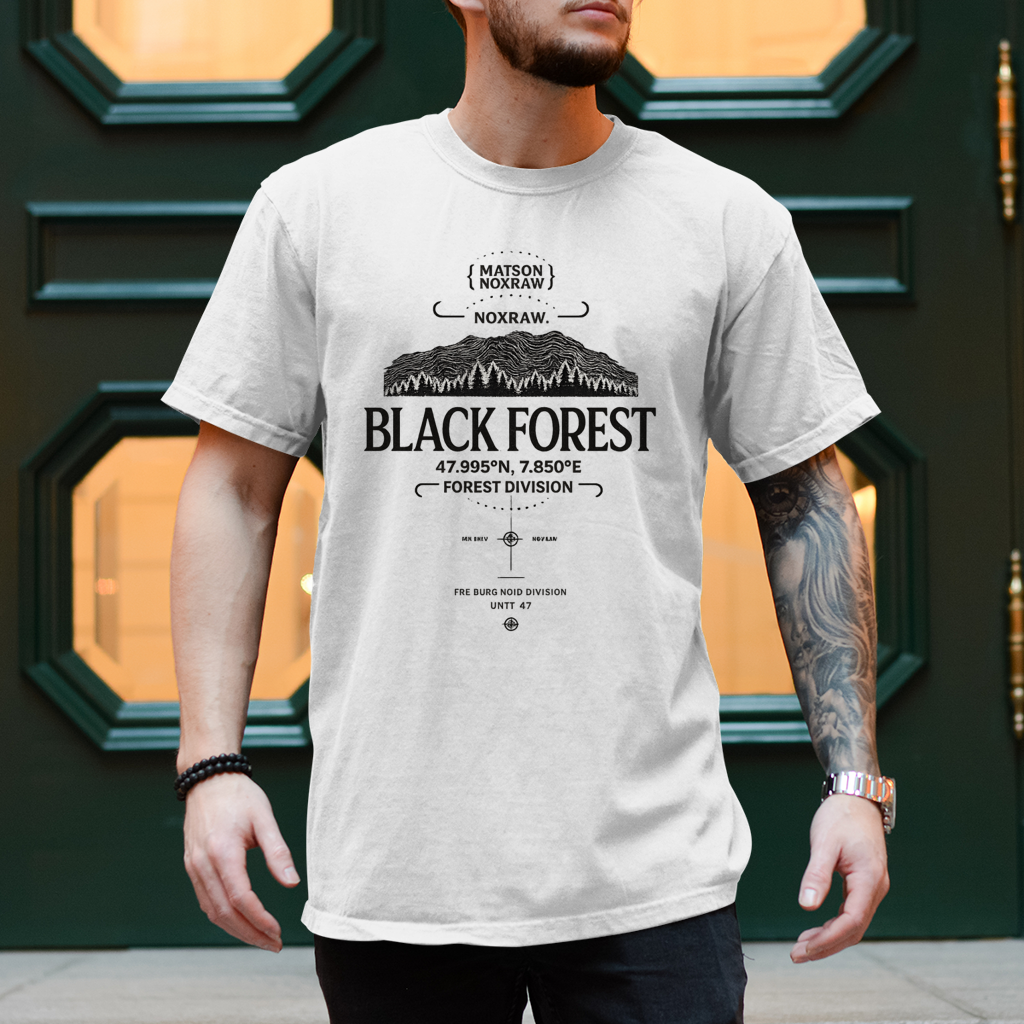 Mann trägt weißes NOXRAW Black Forest Division Streetwear T-Shirt