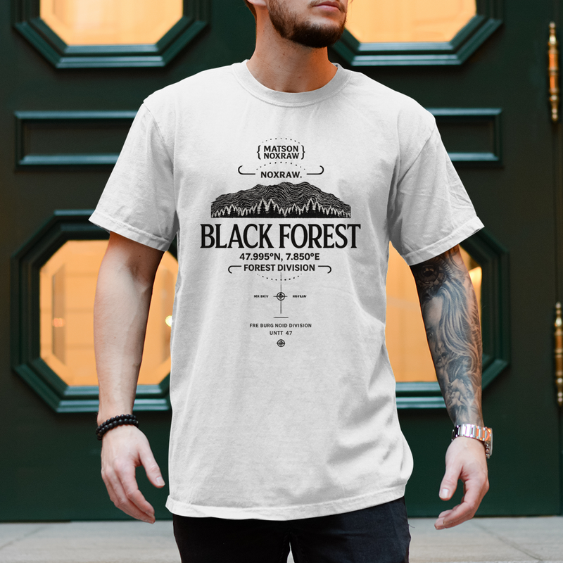 Mann trägt weißes NOXRAW Black Forest Division Streetwear T-Shirt