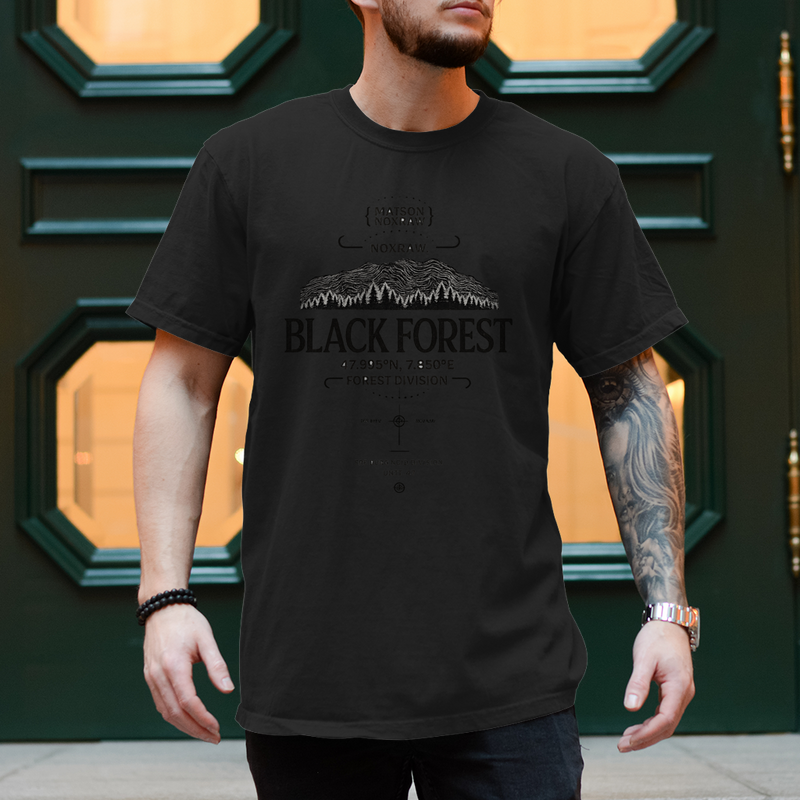 Mann trägt weißes NOXRAW Black Forest Division Streetwear T-Shirt