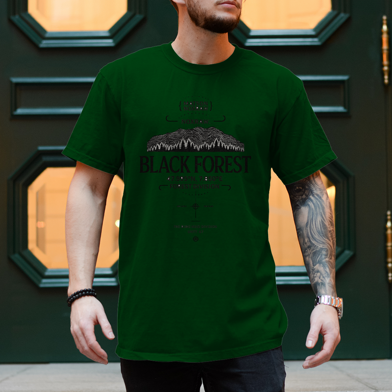 Mann trägt weißes NOXRAW Black Forest Division Streetwear T-Shirt
