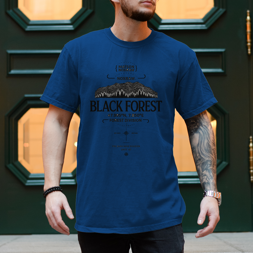 Mann trägt weißes NOXRAW Black Forest Division Streetwear T-Shirt