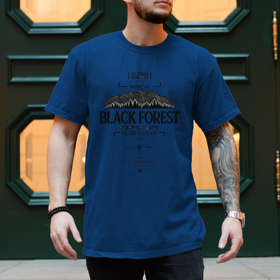 Mann trägt weißes NOXRAW Black Forest Division Streetwear T-Shirt