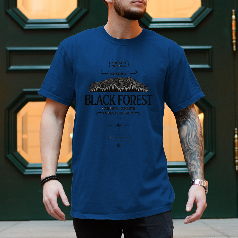 Mann trägt weißes NOXRAW Black Forest Division Streetwear T-Shirt