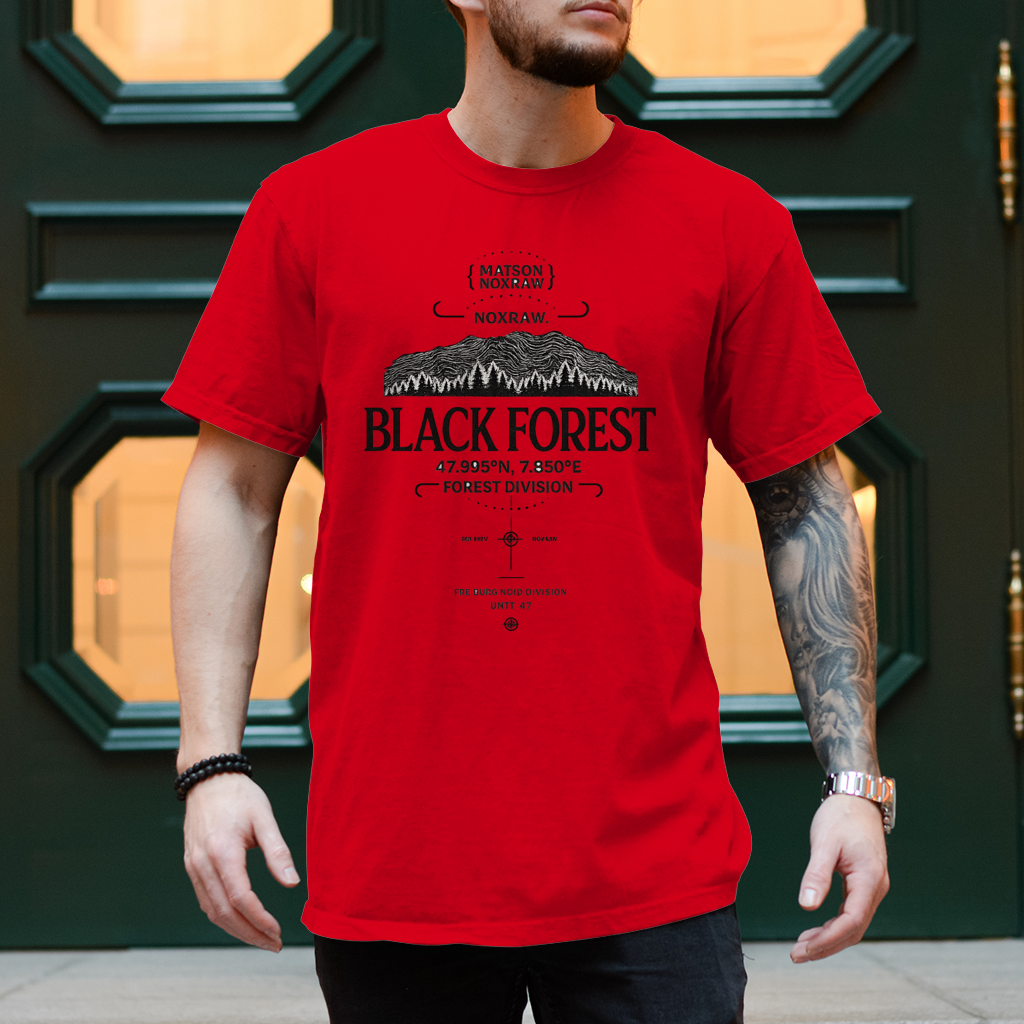 Mann trägt weißes NOXRAW Black Forest Division Streetwear T-Shirt
