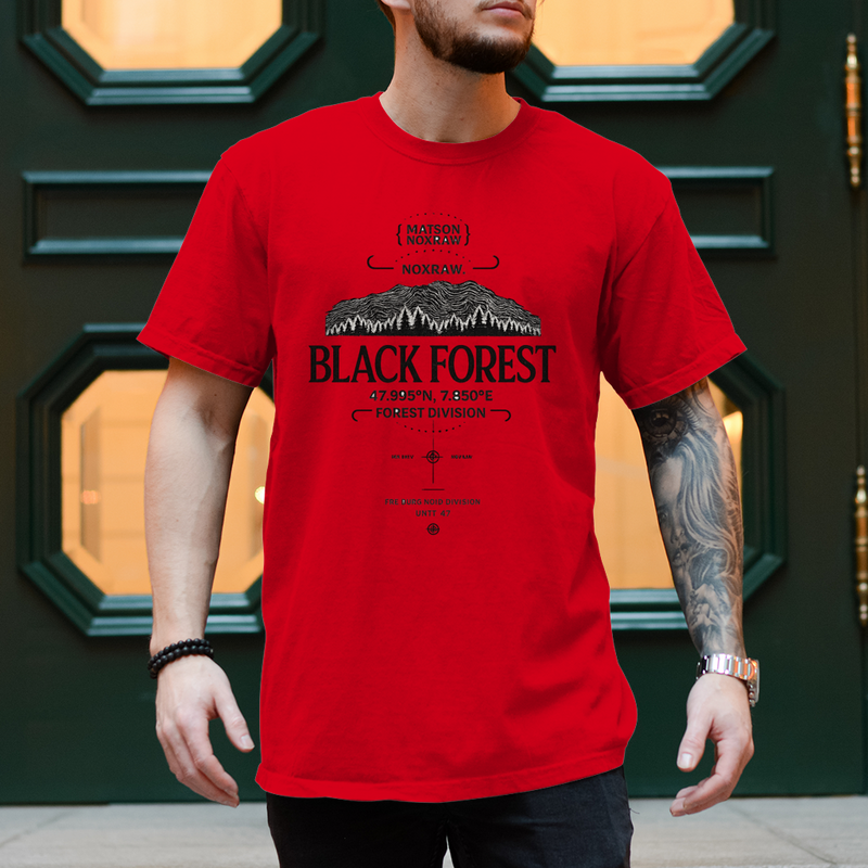 Mann trägt weißes NOXRAW Black Forest Division Streetwear T-Shirt